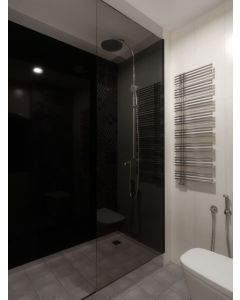 Panneau de douche noir en acrylique 5 mm
Ce panneau en acrylique noir de 5 mm est conçu pour sublimer votre espace de douche avec une finition élégante et une robustesse à toute épreuve.