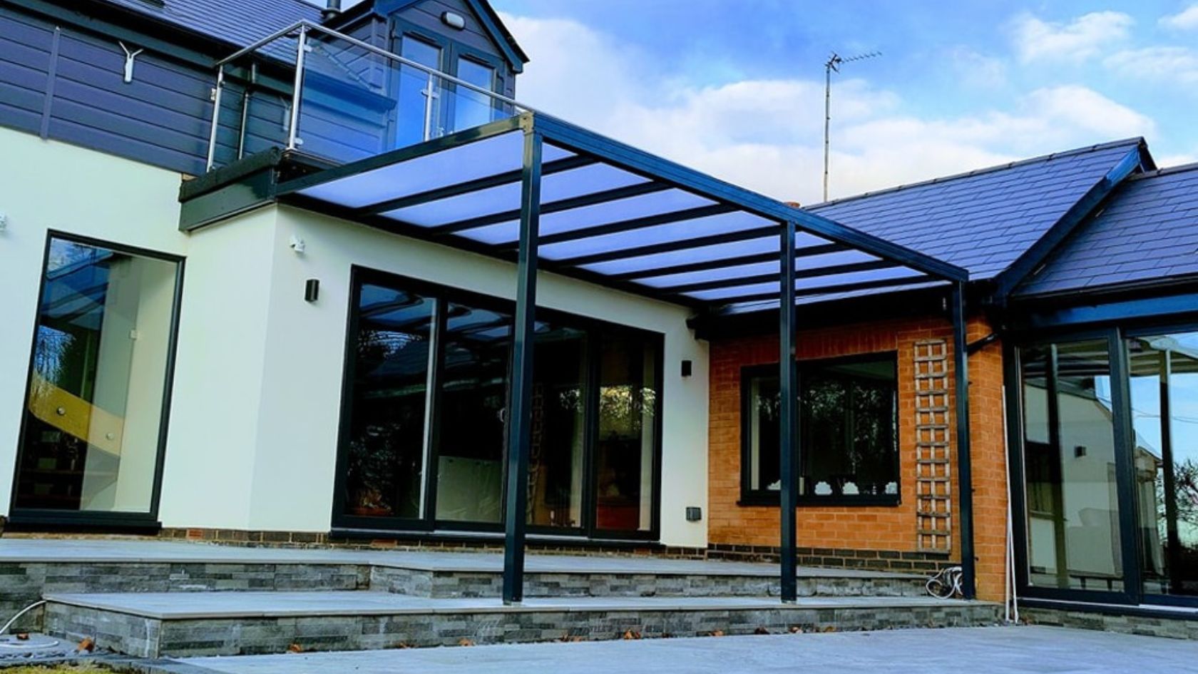 Pergola sur mesure avec les plaques alvéolaires