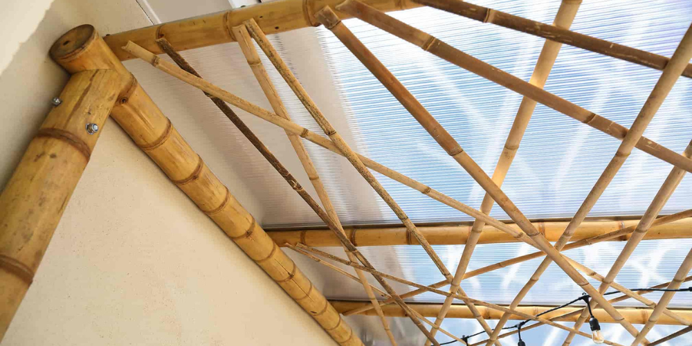 Ajoutez un toit en polycarbonate à votre pergola en bambou