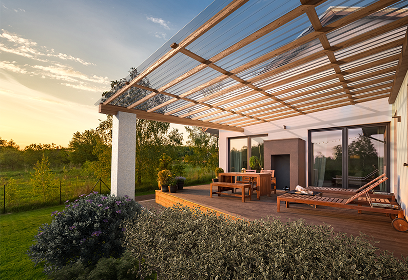 PERGOLA AVEC PLAQUE ONDULÉE