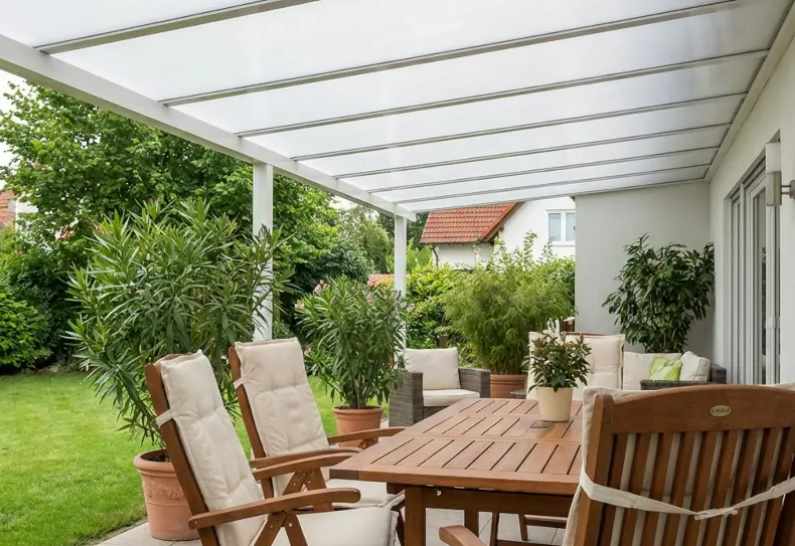 PERGOLA AVEC PLAQUE ALVEOLAIRE OPALE