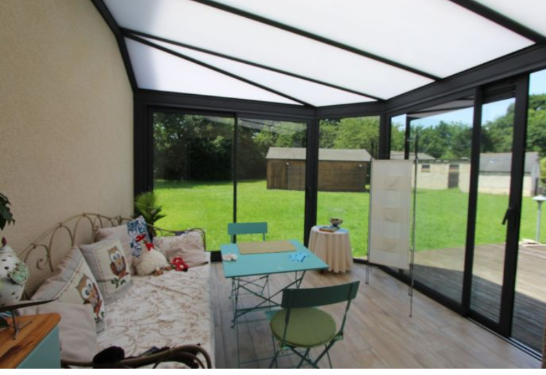 VERANDA AVEC PLAQUE ALVEOLAIRE OPALE