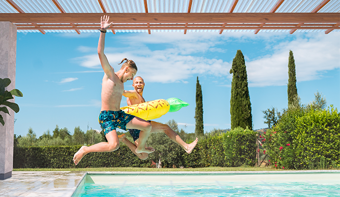 Abris de piscine en polycarbonate : confort, sécurité et protection toute l’année