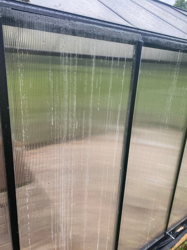 Condensation à l'intérieur de plaques de polycarbonate