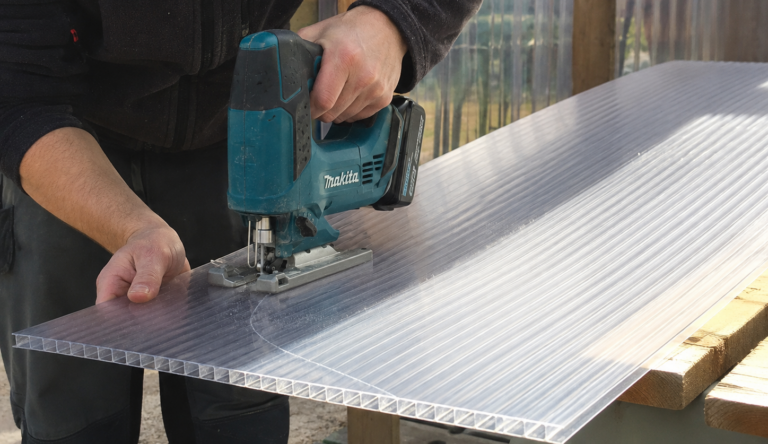 Comment découper une plaque de polycarbonate sans la casser ? Le guide complet