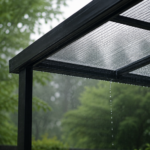 Comment éviter que le polycarbonate fasse du bruit sous la pluie ? Causes et solutions pour une toiture plus silencieuse