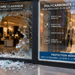 Vitrine de magasin cassée : pourquoi choisir le polycarbonate compact plutôt que le verre ?